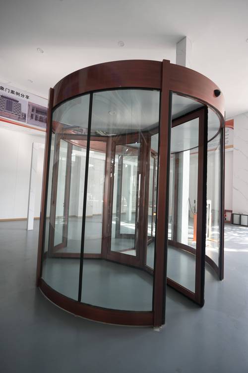 全铝材三翼旋转门结构的应用场景与选型关注点